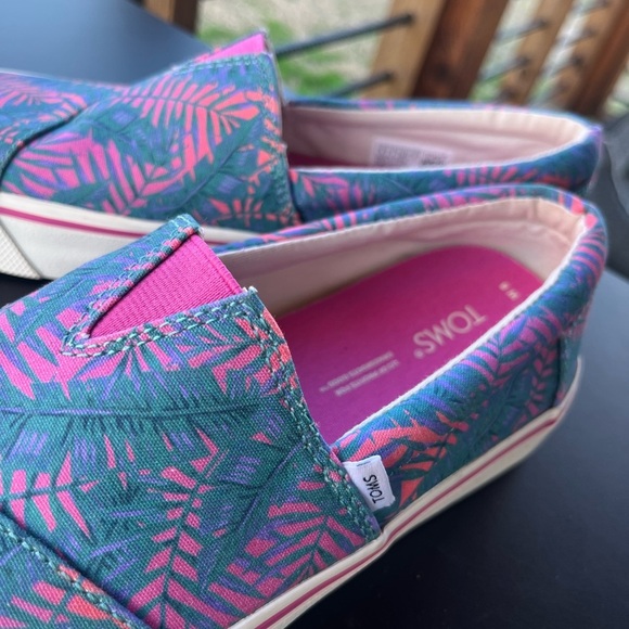 TOMS Tropical Print Slip-On Shoes - Picture 1 of 5